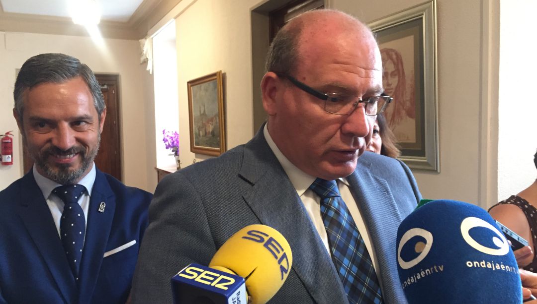 Javier Márquez, el alcalde de Jaén, atiende a los medios de comunicación bajo la presencia del consejero, Juan Bravo Javier Márquez, el alcalde de Jaén, atiende a los medios de comunicación bajo la presencia del consejero, Juan Bravo