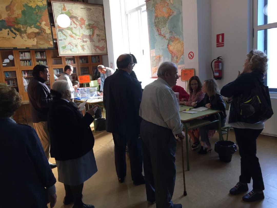 Primeros votantes en el IES Lluís Vives Primeros votantes en el IES Lluís Vives
