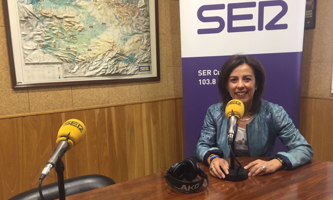 Luz Moya en el estudio de SER Cuenca. Luz Moya en el estudio de SER Cuenca.