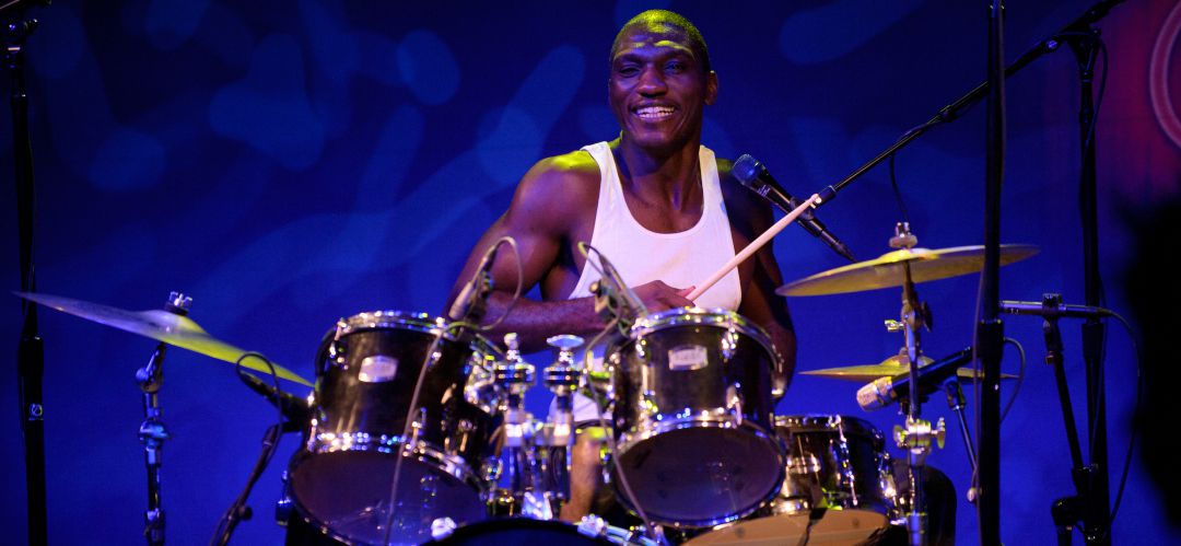 Cedric Burnside, en plena actuación de blues Cedric Burnside, en plena actuación de blues