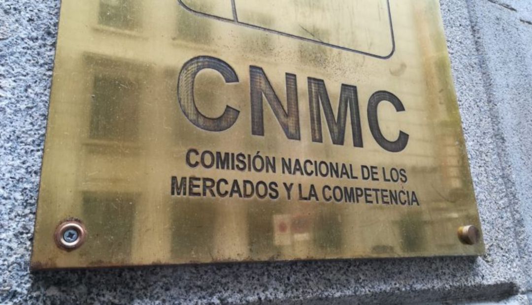 Placa en la entrada de la CNMC en Madrid Placa en la entrada de la CNMC en Madrid