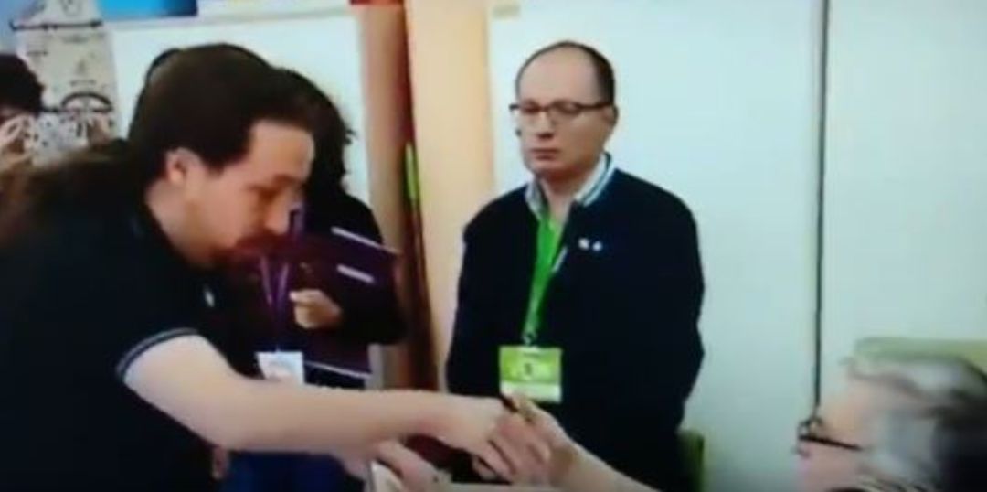 Un apoderado de Vox observa a Pablo Iglesias mientras vota. Un apoderado de Vox observa a Pablo Iglesias mientras vota.