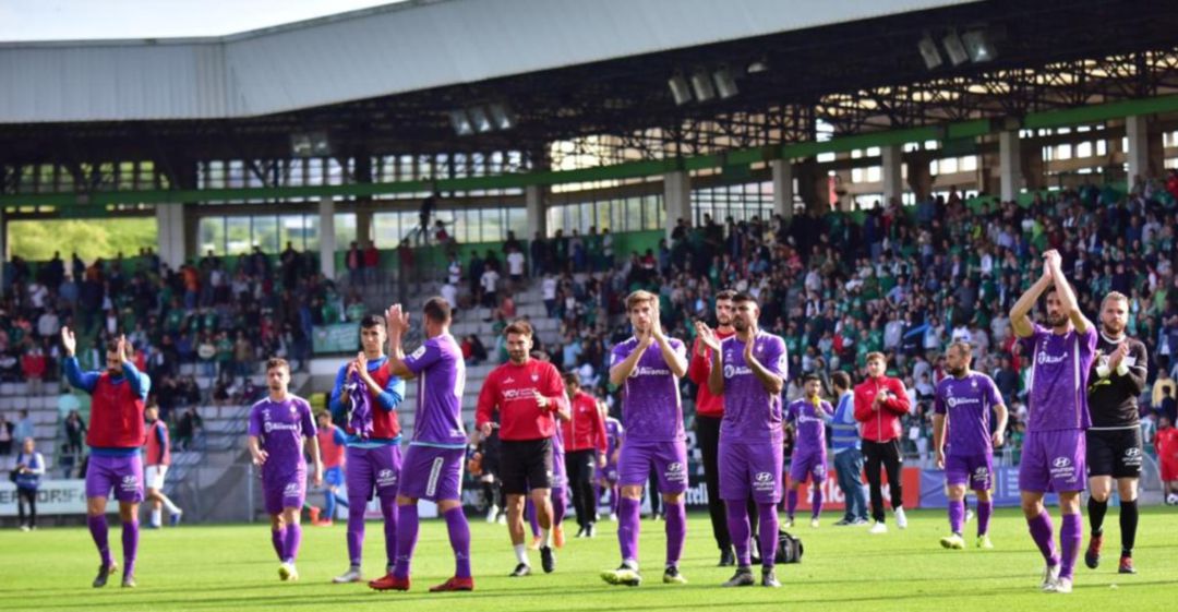 Los jugadores del Real Jaén se despiden de la afición en A Malata. Los jugadores del Real Jaén se despiden de la afición en A Malata.