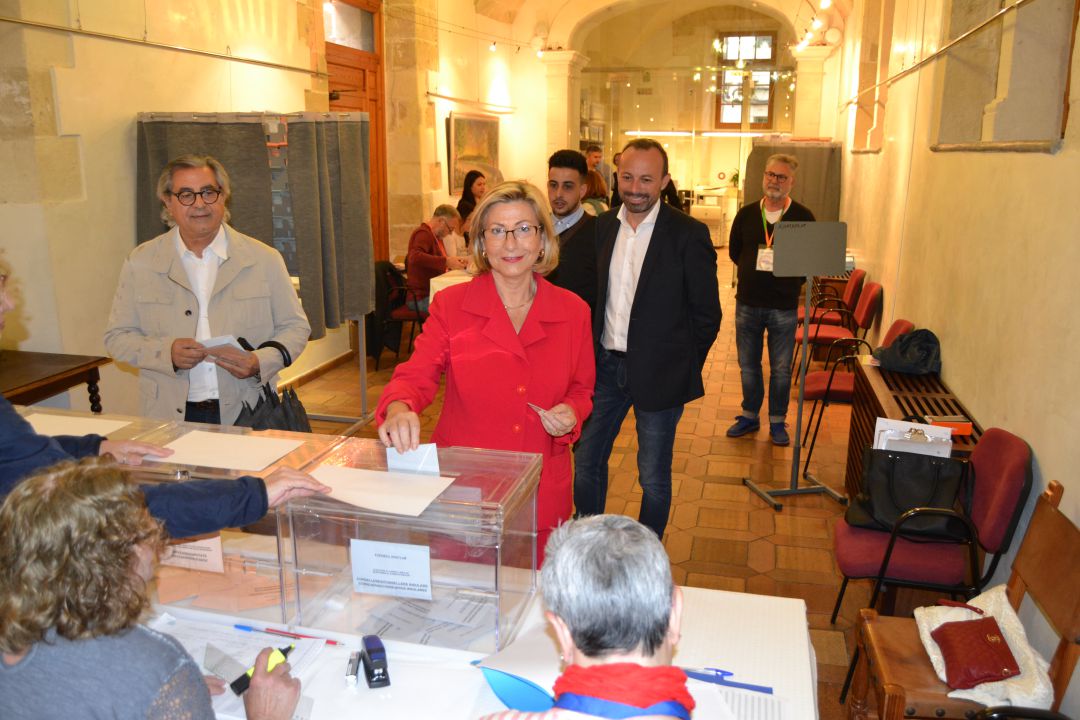 La presidenta del PP y actual alcaldesa de Alaior votó en su ayuntamiento. La presidenta del PP y actual alcaldesa de Alaior votó en su ayuntamiento.