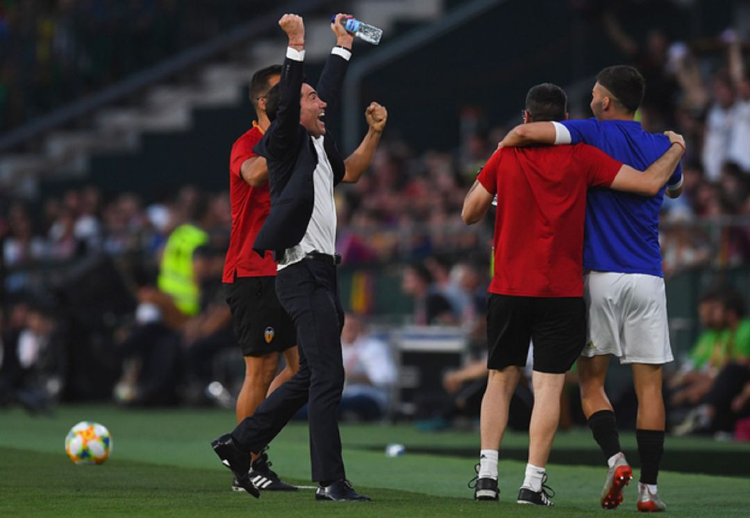 Marcelino celebra la victoria en la final de Copa Marcelino celebra la victoria en la final de Copa