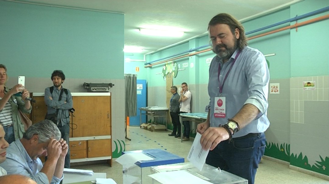 Rubén vota en su "cole"