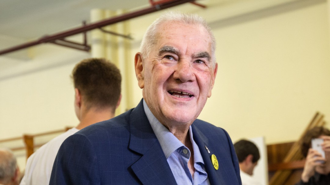 Maragall guanya, empatant amb Colau