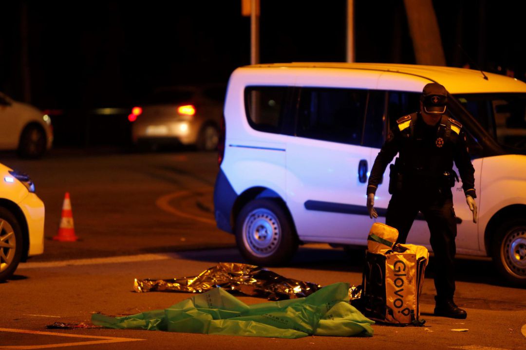 Un 'rider' ha fallecido esta noche en el centro de Barcelona al ser atropellado por un camión del servicio de limpieza Un 'rider' ha fallecido esta noche en el centro de Barcelona al ser atropellado por un camión del servicio de limpieza