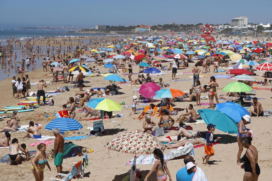 La playa de Carcavelos, a las afueras de Lisboa, este domingo La playa de Carcavelos, a las afueras de Lisboa, este domingo