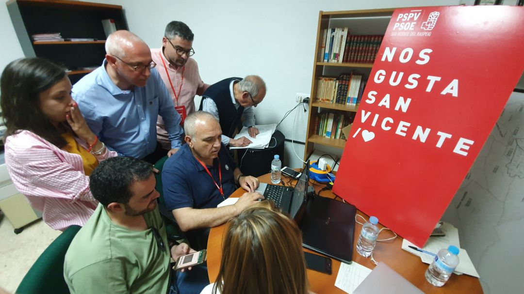 Jesús Villar y el equipo socialista siguiendo la noche electoral Jesús Villar y el equipo socialista siguiendo la noche electoral