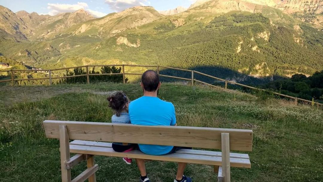 La pequeña junto a su padre La pequeña junto a su padre