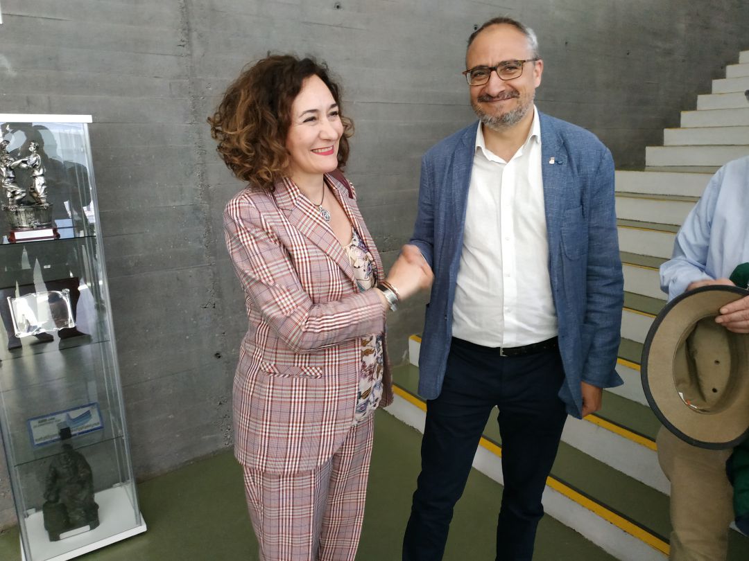Fernández Merayo saluda a Olegario Ramón a su llegada a un acto del IEB Fernández Merayo saluda a Olegario Ramón a su llegada a un acto del IEB
