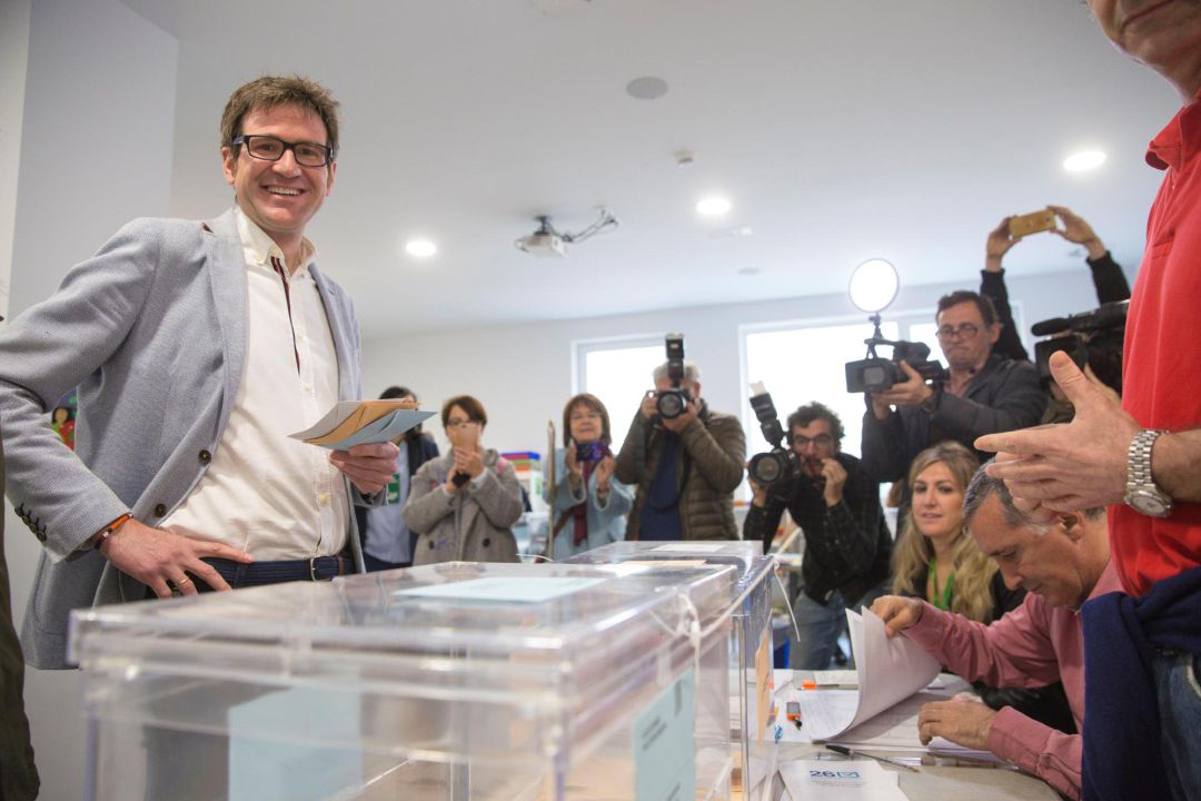 El PNV gana en Álava, el PSE se fortalece y el PP se descalabra al 71 % El PNV gana en Álava, el PSE se fortalece y el PP se descalabra al 71 %