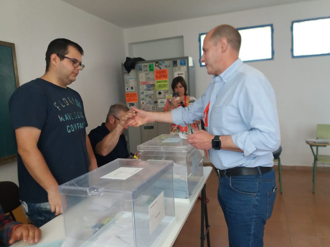 José Luis Hidalgo, candidato del PSOEm saluda a los miembros de la mesa electoral, al ejercer su derecho a voto José Luis Hidalgo, candidato del PSOEm saluda a los miembros de la mesa electoral, al ejercer su derecho a voto