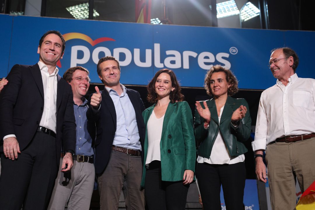 Teodoro García Egea, José Luis Martínez Almeida, Pablo Casado, Isabel Díaz Ayuso, Dolors Montserrat y Pío García Escudero, celebran los buenos resultados obtenidos por su partido en las elecciones municipales.
Teodoro García Egea, José Luis Martínez Almeida, Pablo Casado, Isabel Díaz Ayuso, Dolors Montserrat y Pío García Escudero, celebran los buenos resultados obtenidos por su partido en las elecciones municipales.