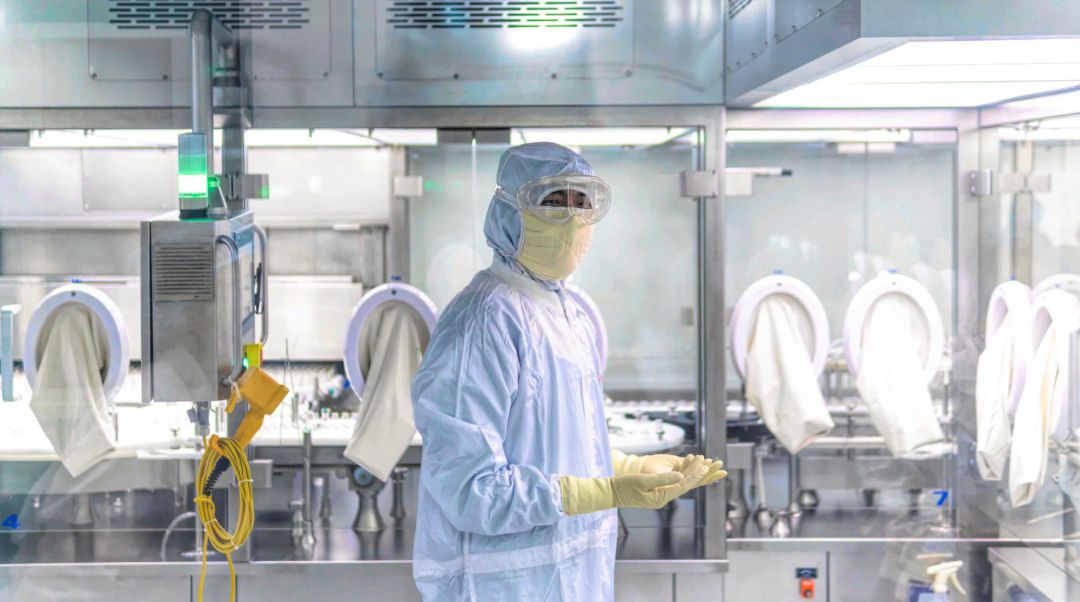 Un científico trabaja en un laboratorio de investigación.
Un científico trabaja en un laboratorio de investigación.