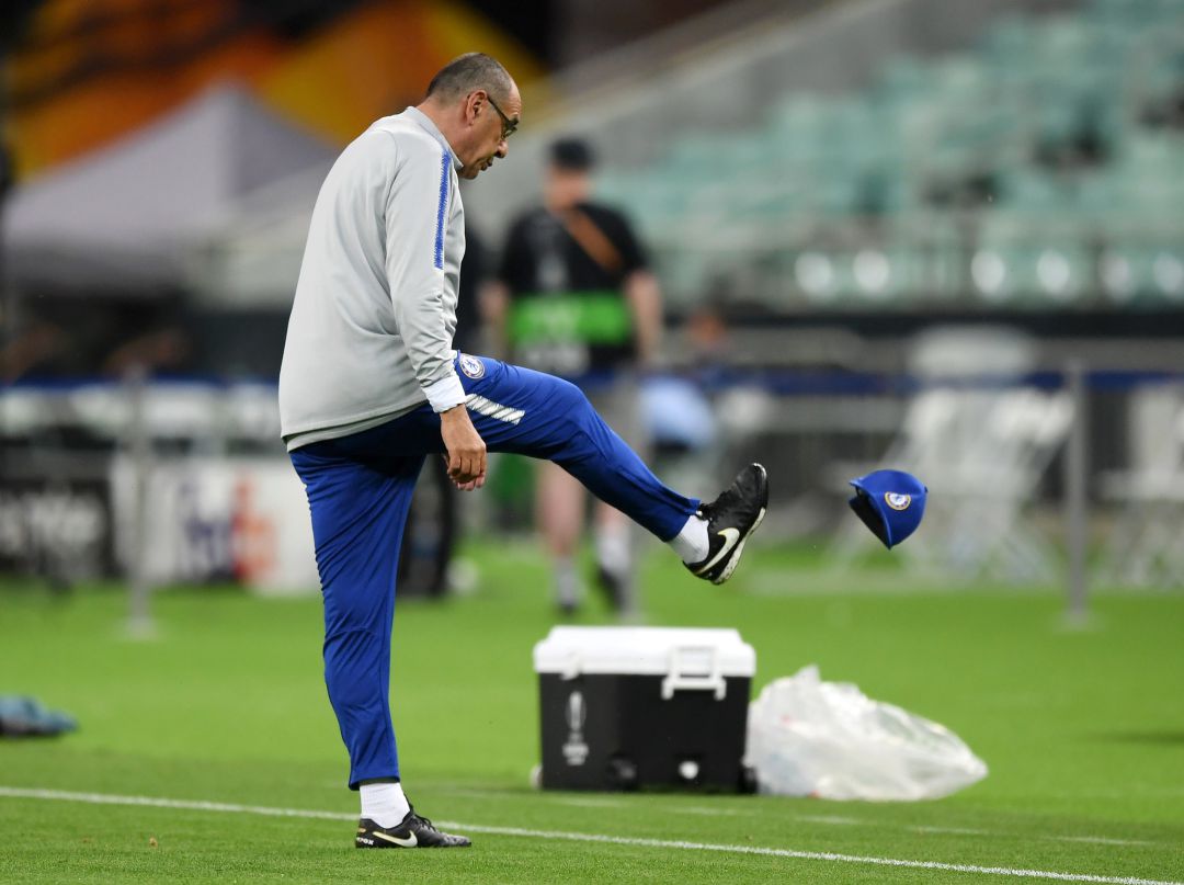 Maurizio Sarri da una patada a su gorra abandonando el entrenamiento Maurizio Sarri da una patada a su gorra abandonando el entrenamiento