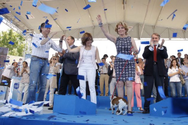 Foto de archivo (2011) de un acto electoral de la entonces candidata popular en la plaza de toros de Valdemoro, junto a Mayor Oreja, Sáenz de Santamaría, Granados y Pecas. Foto de archivo (2011) de un acto electoral de la entonces candidata popular en la plaza de toros de Valdemoro, junto a Mayor Oreja, Sáenz de Santamaría, Granados y Pecas.
