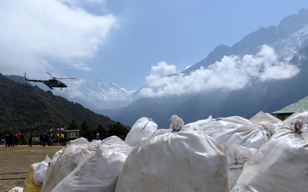 Antes de cada expedición, cada equipo debe abonar 4.000 dólares como depósito que se reembolsará después de que cada escalador entregue la correspondiente cuota de desechos Antes de cada expedición, cada equipo debe abonar 4.000 dólares como depósito que se reembolsará después de que cada escalador entregue la correspondiente cuota de desechos
