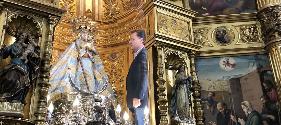El alcalde de Albacete, Manuel Serrano, ante la imagen de la Virgen de los Llanos El alcalde de Albacete, Manuel Serrano, ante la imagen de la Virgen de los Llanos