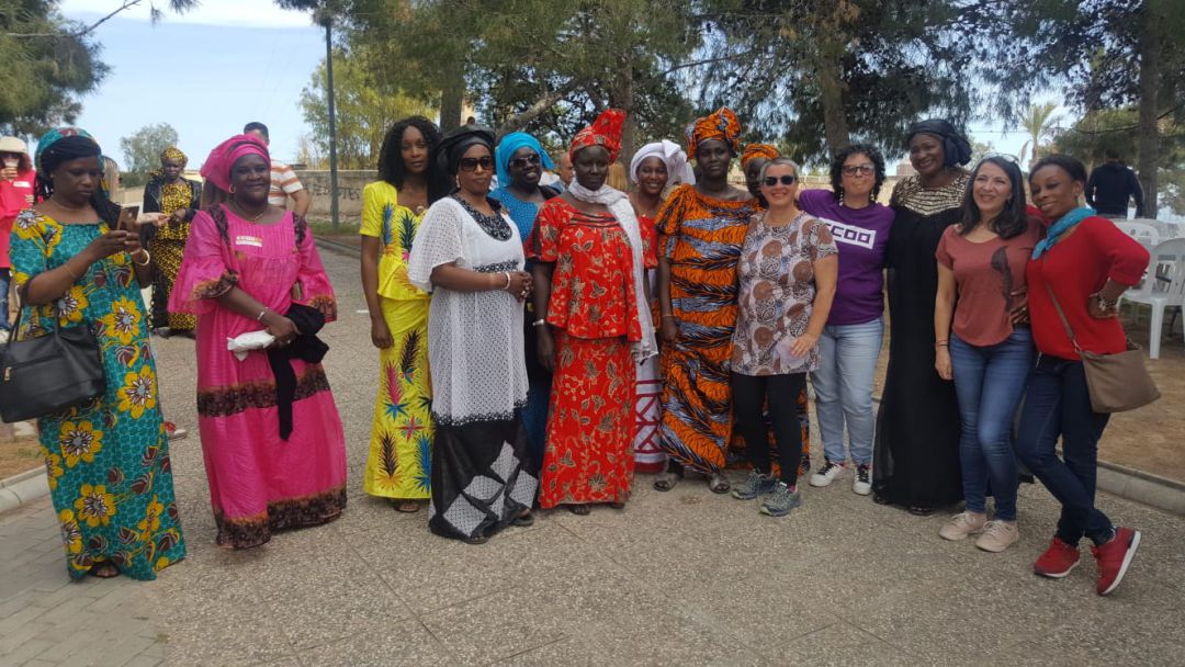 Las integrantes de la nueva asociación de mujeres senegalesas de Alicante posan con Consuelo Navarro, secretaria general de Comisiones Obreras en l'Alacantí-les Marines. Las integrantes de la nueva asociación de mujeres senegalesas de Alicante posan con Consuelo Navarro, secretaria general de Comisiones Obreras en l'Alacantí-les Marines.