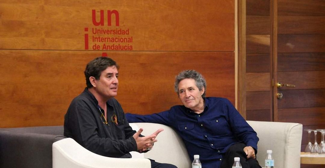 Luis García Montero, a la izquierda, con Miguel Ríos, durante un diálogo en la UNIA, en Baeza. Luis García Montero, a la izquierda, con Miguel Ríos, durante un diálogo en la UNIA, en Baeza.