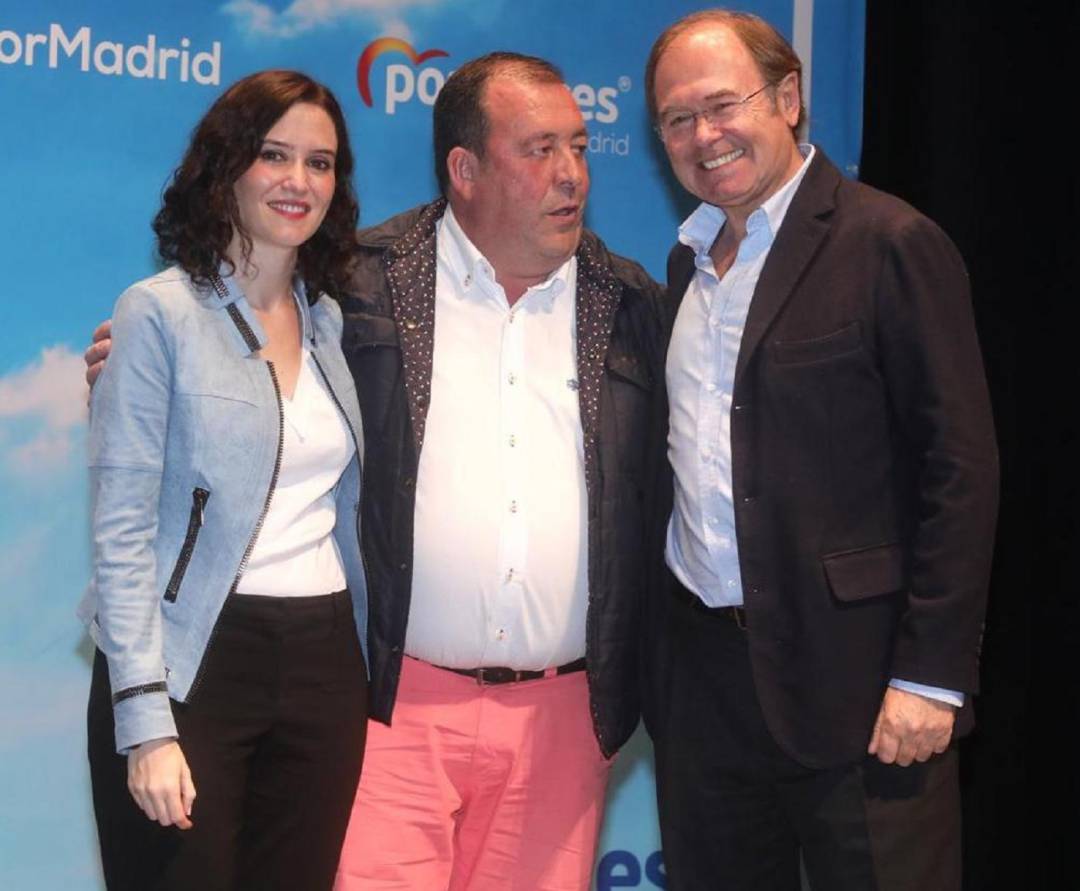 El Popular Mario de la Fuente en una foto electoral junto a Isabel Diaz Casado y Pio Garcia Escudero El Popular Mario de la Fuente en una foto electoral junto a Isabel Diaz Casado y Pio Garcia Escudero