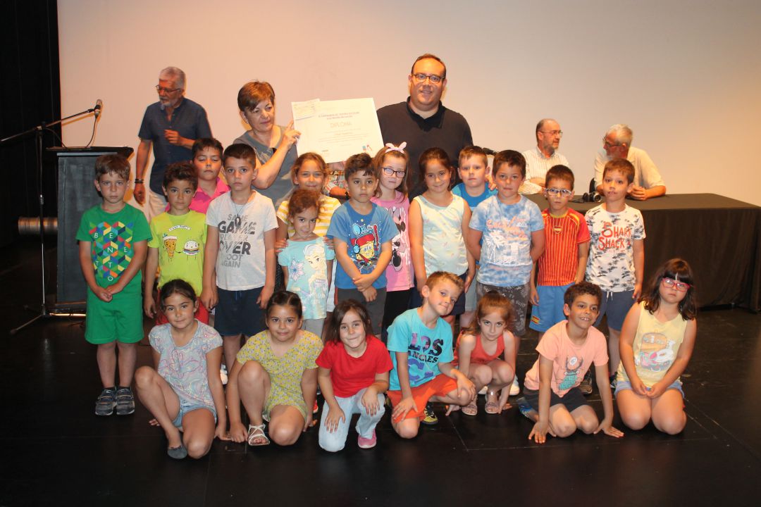 Grupo de niños recogen diploma por su participación en ediciones anteriores del Certamen de Teatro José Martín Recuerda Grupo de niños recogen diploma por su participación en ediciones anteriores del Certamen de Teatro José Martín Recuerda