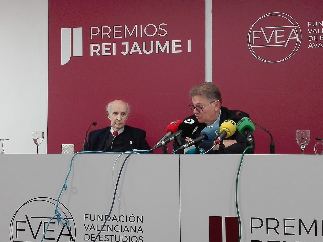 Santiago Grisolía y Javier Quesada en la presentación de los Premios Rei Jaume I Santiago Grisolía y Javier Quesada en la presentación de los Premios Rei Jaume I