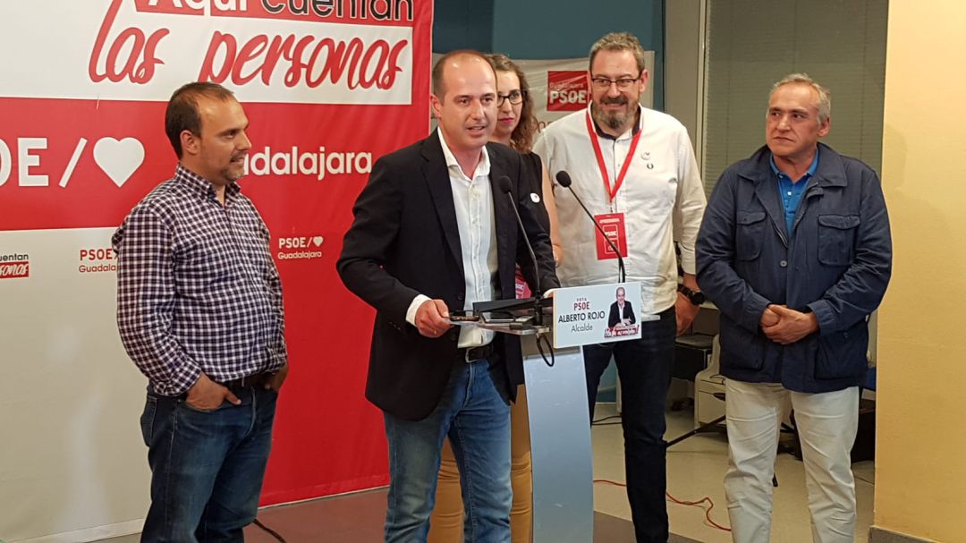 Alberto Rojo, candidato del PSOE en Guadalajara: "La gente ha votado por el cambio, no puede haber otro alcalde que Alberto Rojo": "Guadalajara ha votado por el cambio, no puede haber otro alcalde que Alberto Rojo" Alberto Rojo, candidato del PSOE en Guadalajara: "La gente ha votado por el cambio, no puede haber otro alcalde que Alberto Rojo": "Guadalajara ha votado por el cambio, no puede haber otro alcalde que Alberto Rojo"