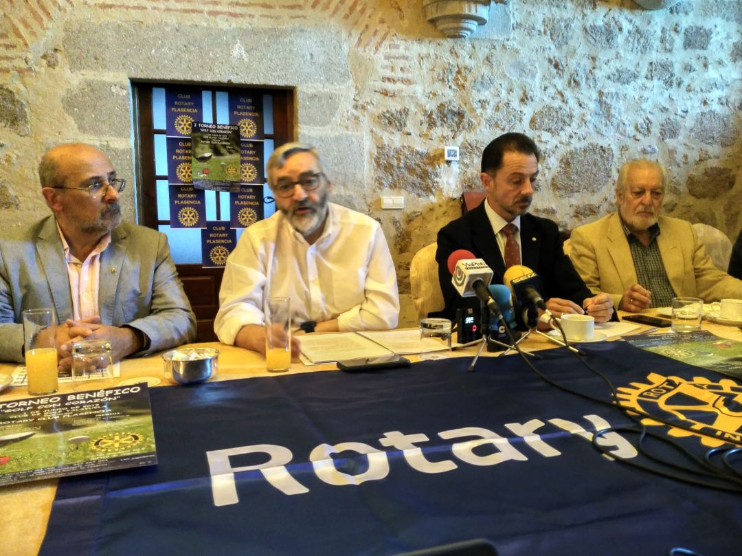 Socios del Club Rotary de Plasencia durante su presentación Socios del Club Rotary de Plasencia durante su presentación