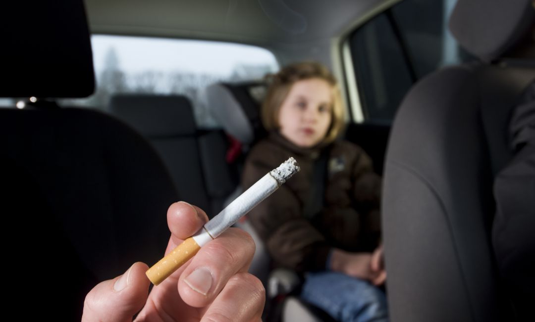 El 86% de los españoles apoya que se prohíba fumar en coches con niños El 86% de los españoles apoya que se prohíba fumar en coches con niños