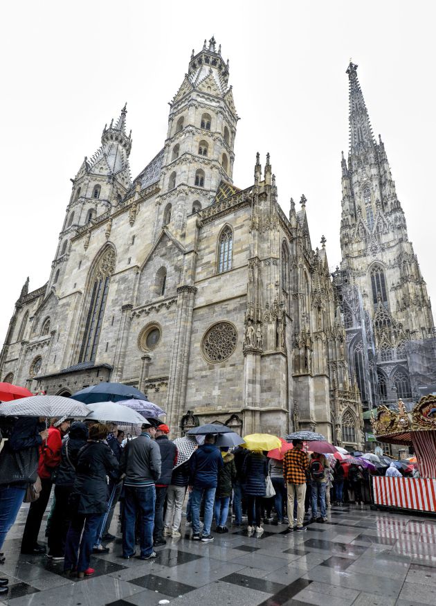 Numerosas personas hacen cola para entrar en la Catedral de San Esteban de Viena, Austria Numerosas personas hacen cola para entrar en la Catedral de San Esteban de Viena, Austria