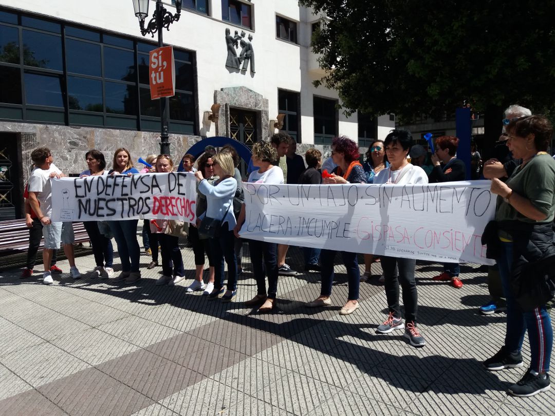 Concentración de los trabajadores de la empresa LACERA a las puertas del edificio del SESPA en Oviedo Concentración de los trabajadores de la empresa LACERA a las puertas del edificio del SESPA en Oviedo