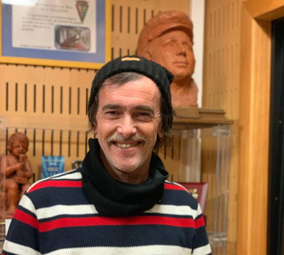 Juan Carlos Aragón en los estudios de Radio Cádiz delante del busto de Paco Alba Juan Carlos Aragón en los estudios de Radio Cádiz delante del busto de Paco Alba