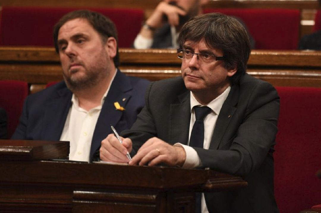 El president Carles Puigdemont, junto a Oriol Junqueras en el pleno del Parlament El president Carles Puigdemont, junto a Oriol Junqueras en el pleno del Parlament