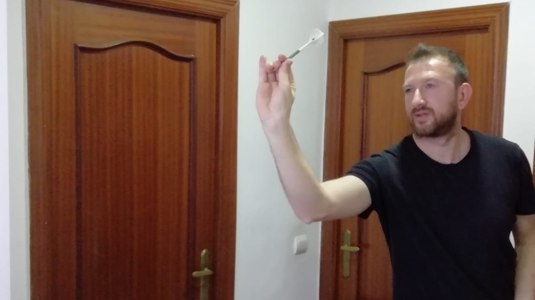 De lanzar en el pasillo de su casa a Las Vegas: pasamos un día con el Campeón de España de dardos