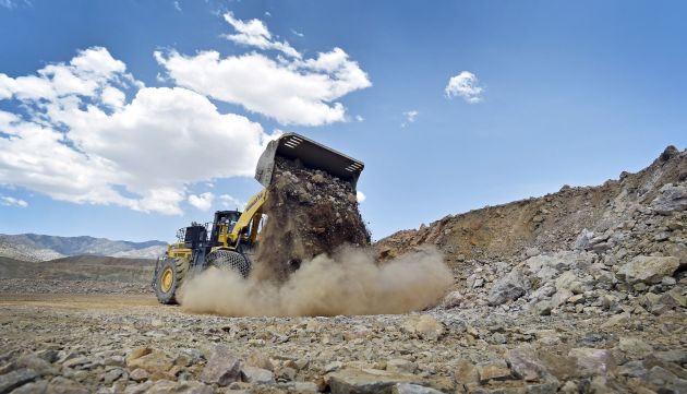 Una excavadora en una mina de tierras raras. Una excavadora en una mina de tierras raras.
