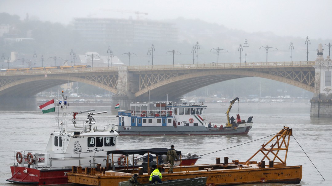 Siete turistas mueren y 19 siguen desaparecidos tras hundirse un barco en el Danubio a su paso por Budapest