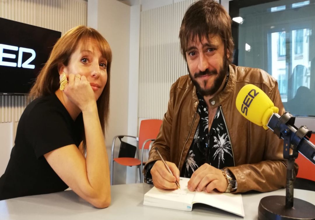 Macarena Berlín junto al periodista y escritor, Manuel de Lorenzo. Macarena Berlín junto al periodista y escritor, Manuel de Lorenzo.