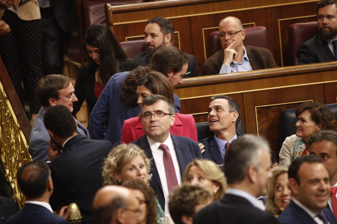 Sánchez e Iglesias, hablando durante la Constitución de la XIII Legislatura del Congreso de los Diputados
Sánchez e Iglesias, hablando durante la Constitución de la XIII Legislatura del Congreso de los Diputados