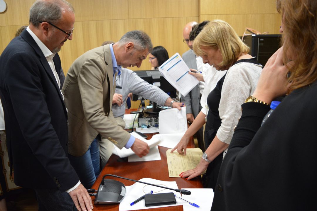Un momento del recuento de votos en la junta electoral Un momento del recuento de votos en la junta electoral
