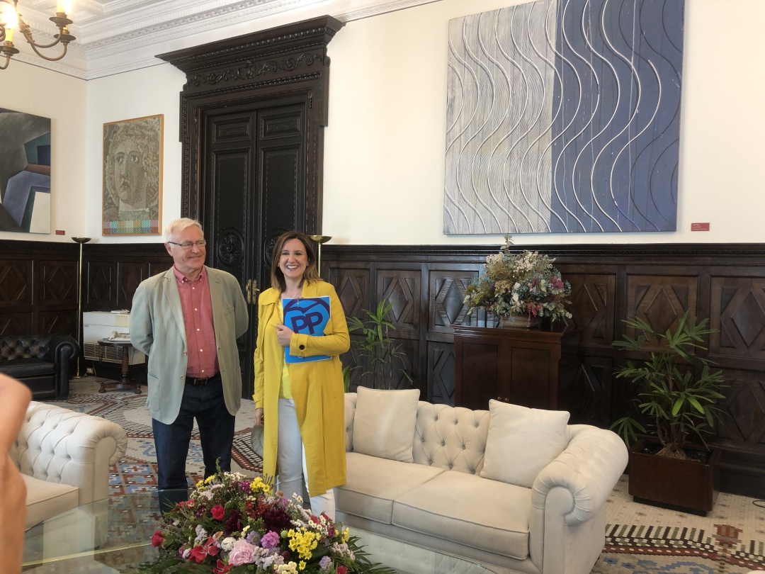 El alcalde en funciones, Joan Ribó, en su encuentro en el Ayuntamiento con la candidata del PP, María José Català El alcalde en funciones, Joan Ribó, en su encuentro en el Ayuntamiento con la candidata del PP, María José Català