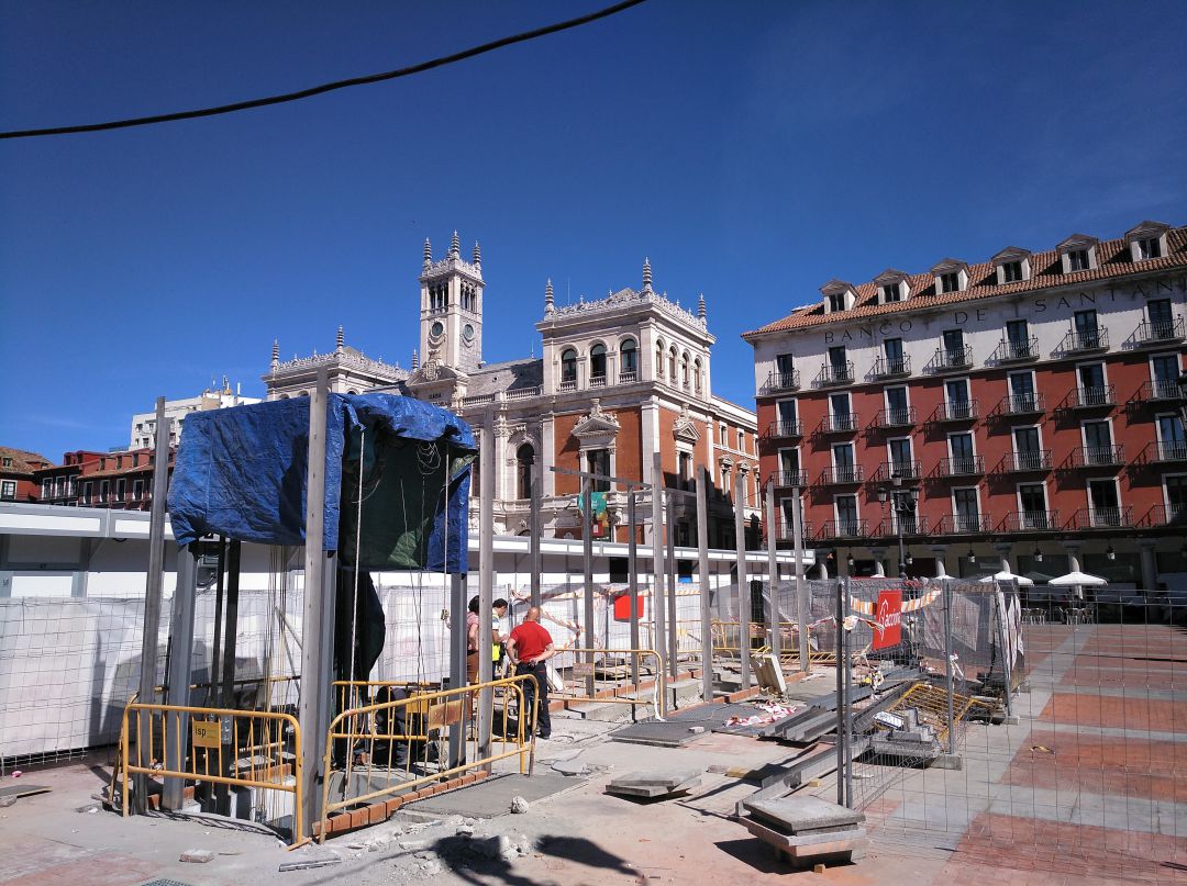 Imagen del ascensor que se instala frente a la calle Lencería con el estado de las obras hoy, 30 de mayo Imagen del ascensor que se instala frente a la calle Lencería con el estado de las obras hoy, 30 de mayo