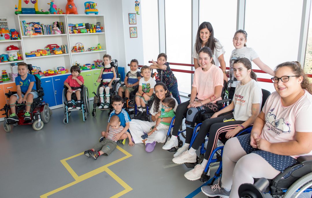 Parte de los pacientes y los profesionales de la Unidad de lesión medular pediátrica Parte de los pacientes y los profesionales de la Unidad de lesión medular pediátrica