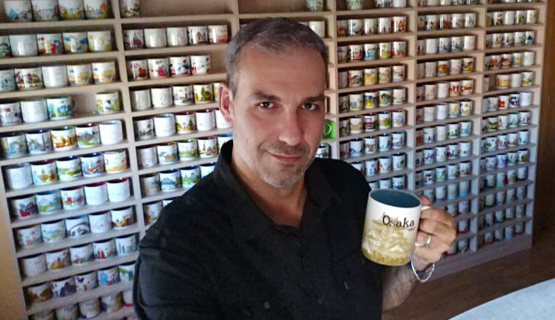 Selfie de José Luis Delgado Leal, ante su colección. Selfie de José Luis Delgado Leal, ante su colección.