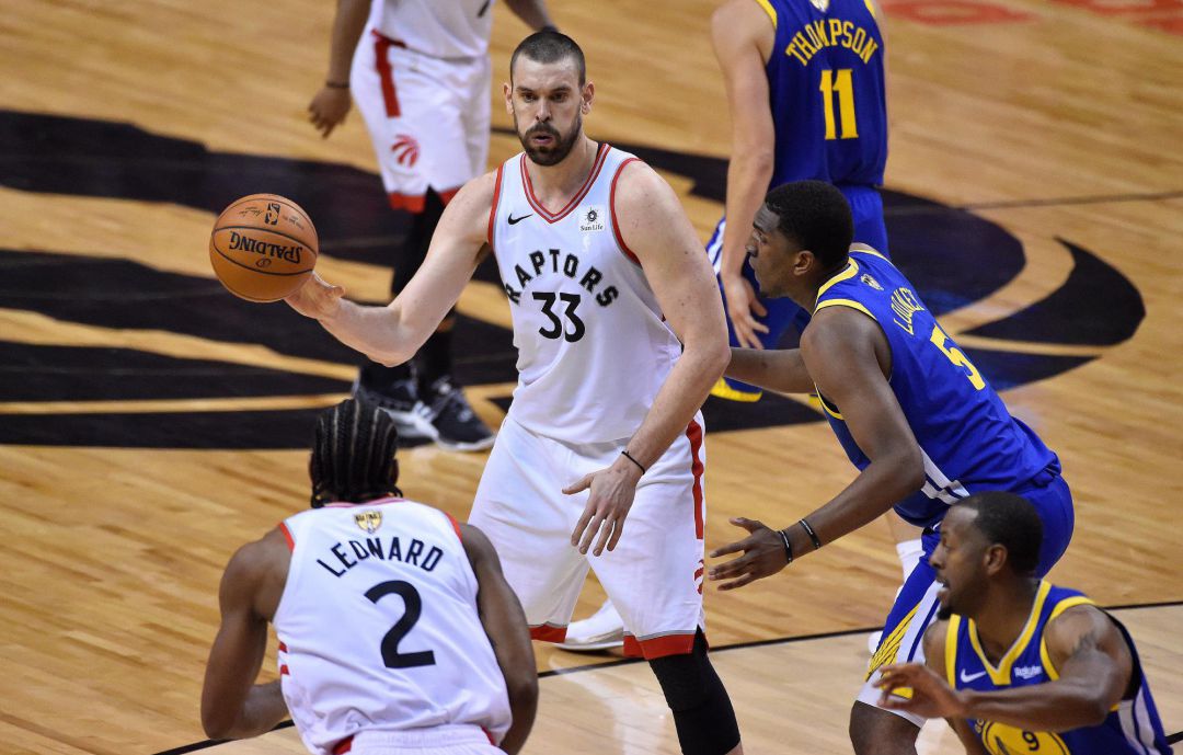 Marc Gasol, junto a su compañero Kawhi Leonard durante el primer partido de la final de la NBA entre Golden State Warriors y Toronto Raptors Marc Gasol, junto a su compañero Kawhi Leonard durante el primer partido de la final de la NBA entre Golden State Warriors y Toronto Raptors
