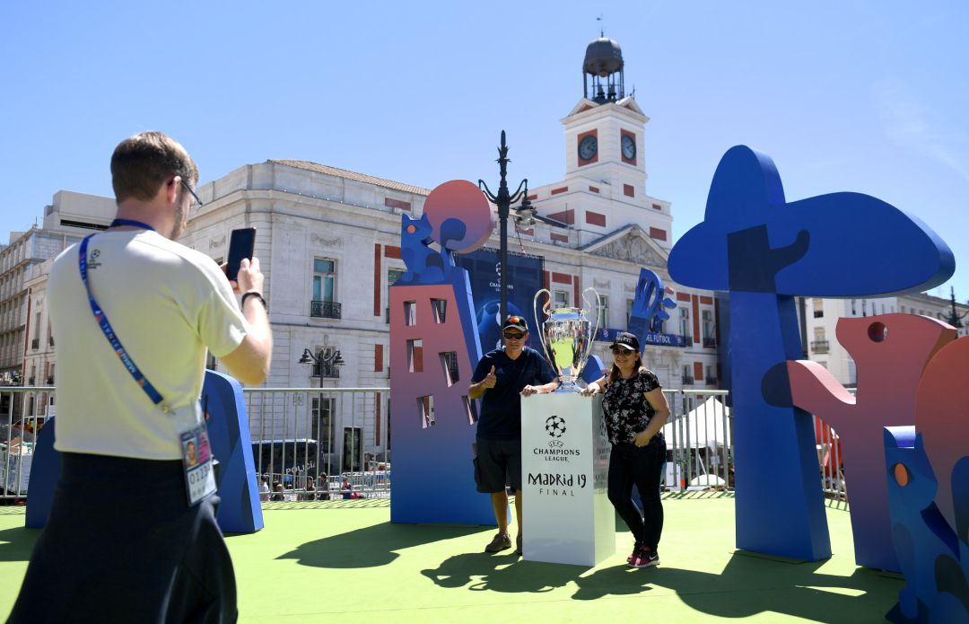 Aficionados posan en la Puerta del Sol en los actos previos de la final de la Champions Aficionados posan en la Puerta del Sol en los actos previos de la final de la Champions