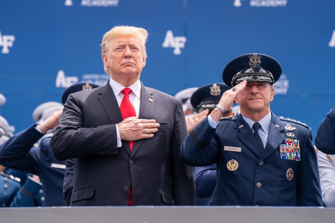 El presidente Donald J. Trump, este jueves, en la ceremonia de graduación de la Fuerza Aérea de EE.UU, en Colorado Springs. El presidente Donald J. Trump, este jueves, en la ceremonia de graduación de la Fuerza Aérea de EE.UU, en Colorado Springs.