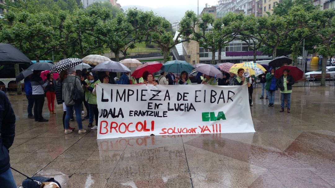 Días atrás, las trabajadoras se concentraron ante el Ayuntamiento de Eibar demandando una solución Días atrás, las trabajadoras se concentraron ante el Ayuntamiento de Eibar demandando una solución